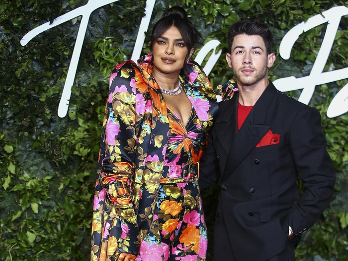 Priyanka Chopra dan Nick Jonas di The Fashion Awards 2021