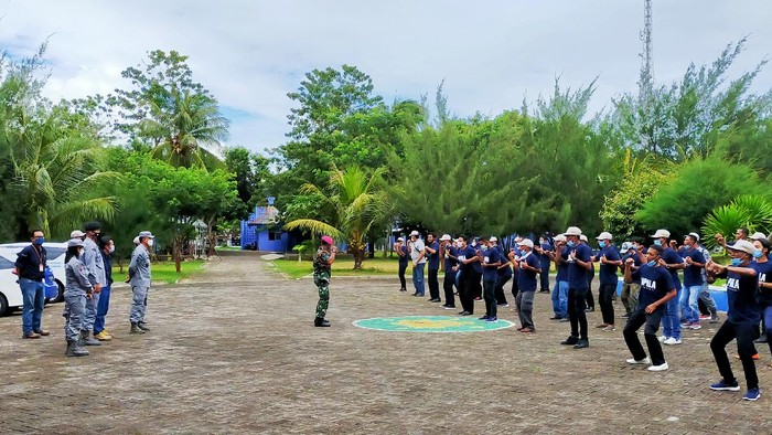 Puluhan Relawan Penjaga Laut Banyuwangi Digembleng Kemampuan SAR