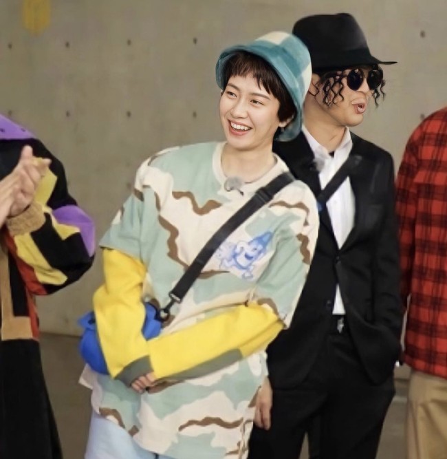 Baru-baru ini, penggemar Song Ji Hyo menegur stylist Song Ji Hyo lewat forum DC Gallery. Mereka menuntut stylist untuk mengubah gaya rambut member Running Man itu. Foto: dok. Instagram foreverjihyo