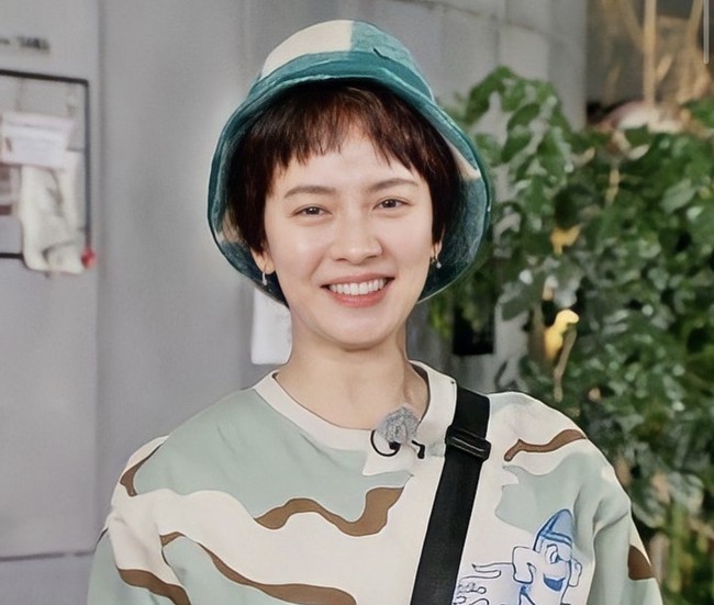 Wanita berumur 40 tahun itu mengejutkan publik dengan penampilan barunya karena selama ini berambut panjang. Di tengah postingan negatif yang mengkritik gaya rambut Song Ji Hyo, ada netizen Korea yang membandingkan potongan rambutnya dulu dan sekarang. Foto: dok. Instagram foreverjihyo