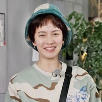 Wanita berumur 40 tahun itu mengejutkan publik dengan penampilan barunya karena selama ini berambut panjang. Di tengah postingan negatif yang mengkritik gaya rambut Song Ji Hyo, ada netizen Korea yang membandingkan potongan rambutnya dulu dan sekarang. Foto: dok. Instagram foreverjihyo