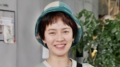 8 Gaya Song Ji Hyo dengan Rambut Pendek di Running Man, Picu Protes Fans