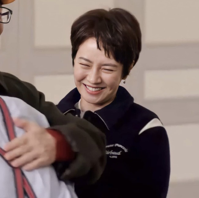 Song Ji Hyo tampil dengan potongan rambut pendek untuk pertama kalinya dalam episode Running Man yang tayang pada Minggu (28/11/2021). Sejak itu, gaya rambutnya menjadi perbincangan di forum online. Foto: dok. Instagram foreverjihyo