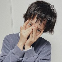 Artis yang dikabarkan dekat dengan Kim Jongkook itu telah memamerkan rambut barunya lewat unggahan Instagram pada Sabtu (13/11/2021). Tak sedikit yang mengira Song Ji Hyo akan membintangi film atau drama Korea terbaru. Foto: dok. Instagram my_songjihyo