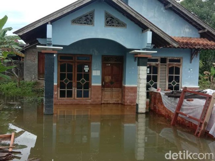 Ratusan rumah di  Desa Mintobasuki Kecamatan Gabus, Kabupaten Pati, terendam banjir, Selasa (30/11/2021).