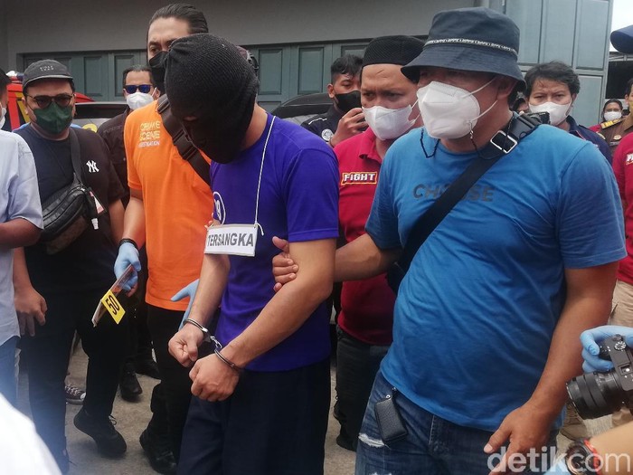 Rekonstruksi perampokan dan pembunuhan di gudang rokok, Solo, Selasa (30/11/2021).