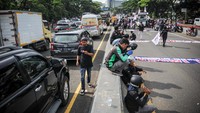 Buruh memboikot jalan menuju Jembatan Pasupati saat melakukan aksi di Bandung, Senin (29/11/2021). Aksi buruh yang tergabung dari berbagai aliansi di Jawa Barat tersebut ditujukan untuk mengawal penetapan UMK oleh Pemprov Jabar. ANTARA FOTO/Raisan Al Farisi  