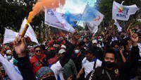 Buruh dari berbagai aliansi menggelar unjuk rasa menolak besaran kenaikan Upah Minimum Provinsi (UMP) dan UU Omnibus Law di depan Balai Kota DKI Jakarta, Senin (29/22/2021). Dalam aksinya para buruh menolak penetapan UMP yang tertuang dalam Peraturan Pemerintah (PP) Nomor 36 Tahun 2021 tentang Pengupahan serta UU Cipta Kerja atau Omnibus Law yang dianggap inkonstitusional. ANTARA FOTO/Indrianto Eko Suwarso  