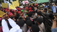 Sejumlah buruh mencoba menerobos pagar saat melakukan aksi unjuk rasa menolak upah minimum provinsi (UMP) di depan Balaikota DKI Jakarta, Senin (29/11/2021). ANTARA FOTO/Akbar Nugroho Gumay  
