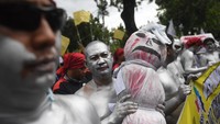Mereka menolak UMP DKI Jakarta yang hanya naik Rp37.749 atau sekitar 0,8 persen saja dibandingkan tahun lalu. ANTARA FOTO/Akbar Nugroho Gumay  