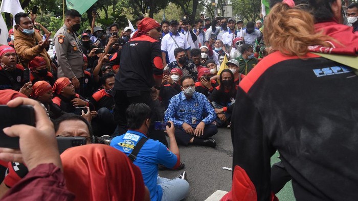 Rentetan Demo Buruh di Berbagai Daerah Tolak Keras UMP Rentetan Demo Buruh di Berbagai Daerah Tolak Keras UMP