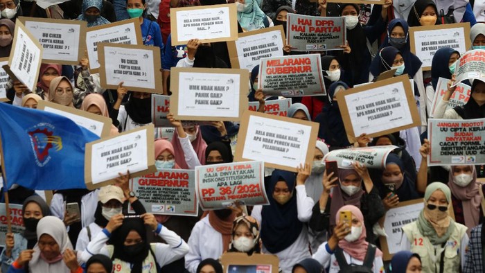 Rentetan Demo Buruh di Berbagai Daerah Tolak Keras UMP Rentetan Demo Buruh di Berbagai Daerah Tolak Keras UMP