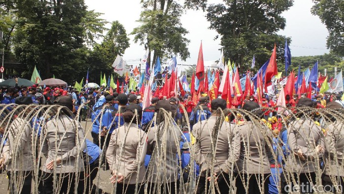 Ribuan buruh kembali kepung Gedung Sate kawal penetapan UMK 2022