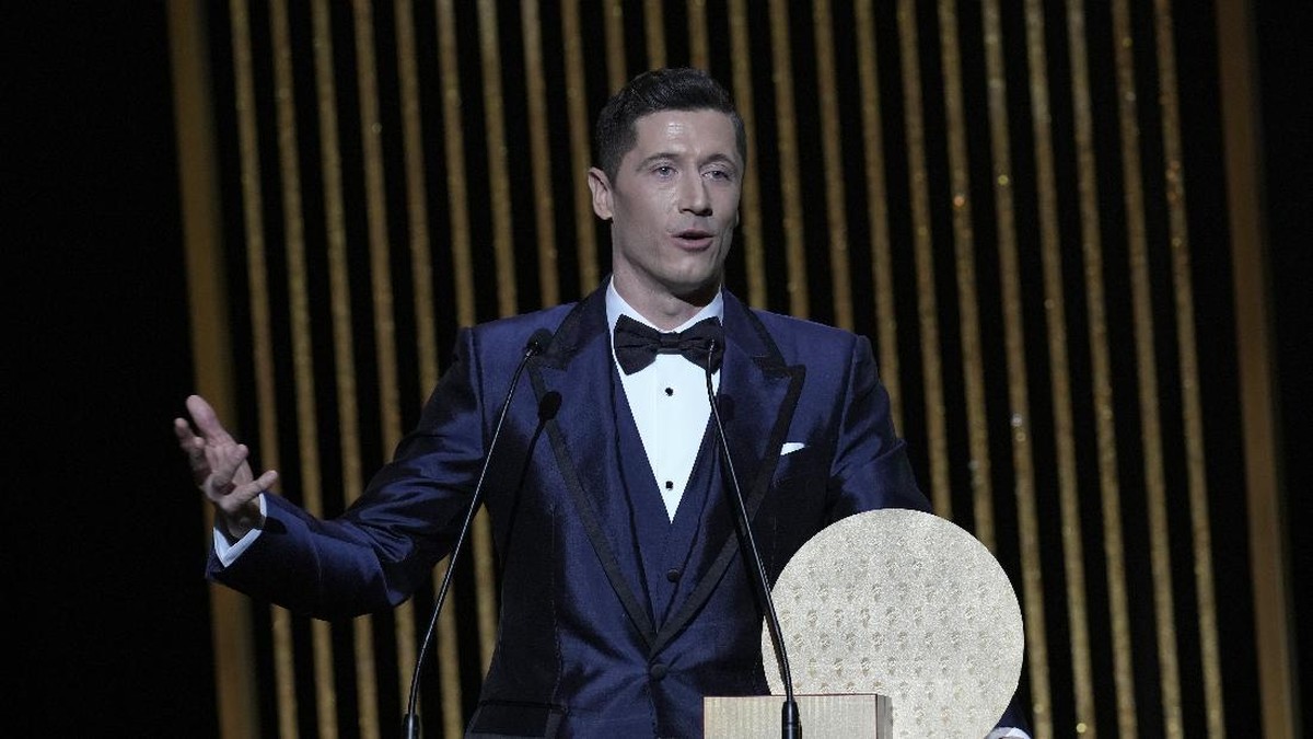 Robert Lewandowski beri selamat kepada Lionel Messi yang raih Ballon dOr (AP/Christophe Ena)
