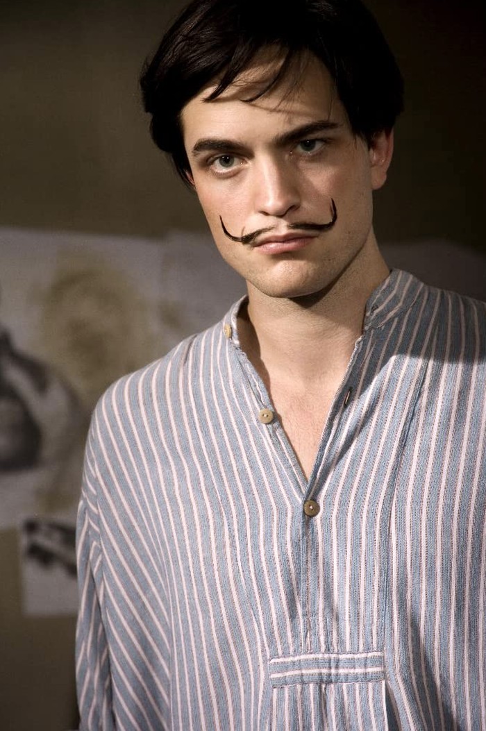 Robert Pattinson Robert Pattinson di film Little Ashes (2008).