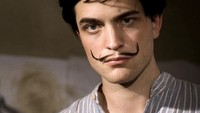 Pattinson melakukan masturbasi di lokasi syuting kala tampil sebagai Salvador Dali di film Little Ashes (2008) agar bisa terlihat natural dan menikmati kala beradegan di depan kamera. Dok. Ist