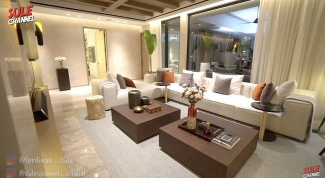 Rumah ketiga anak Maia Estianty dari pernikahannya dengan Ahmad Dhani memiliki konsep unik. Minimalis tapi tetap terlihat mewah dan mengutamakan kenyamanan. Foto: Tangkapan layar YouTube/Sule Channel