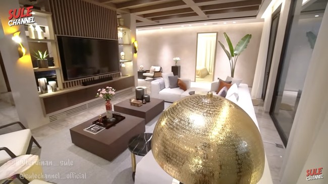 Rumah dengan konsep vila yang compact ini terdiri dari ruang keluarga dengan TV 75 inchi, dapur yang luas, beberapa kamar tidur dan area outdoor. Foto: Tangkapan layar YouTube/Sule Channel