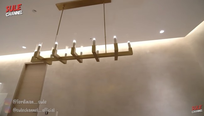 “Rumah nggak ada ruang tamu karena biasanya yang ke sini orang-orang yang sudah kenal banget,” tutur Maia. : Tangkapan layar YouTube/Sule Channel