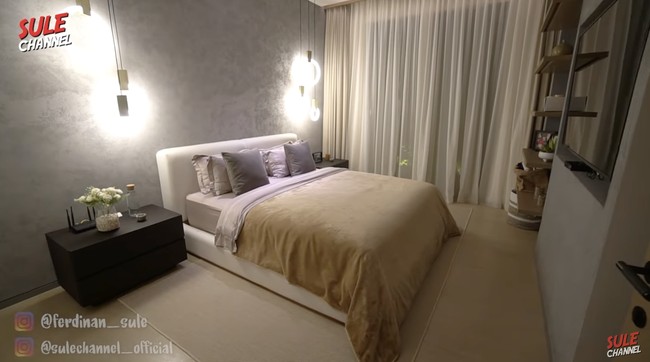 “Vila kan nggak ada ruang tamu. Aku pilih konsep vila karena aku bukan tipe orang yang tiap hari terima tamu. Yang ke sini pasti orang-orang yang sudah kenal,” jelas istri pengusaha Irwan Musry ini. Foto: Tangkapan layar YouTube/Sule Channel