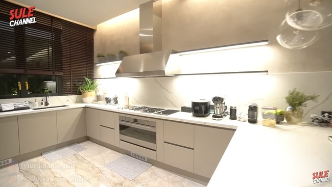 Maia mengatakan kurang suka dengan rumah yang terlalu luas karena akan membatasi interaksi antar anggota keluarga. Dia sendiri kini tinggal di apartemen bersama sang suami. “Nggak suka kalau rumah terlalu gede nanti ada yang di sana ada yang di mana. Kalau seperti ini kan kumpulnya plek di sini aja,” pungkasnya. Foto: Tangkapan layar YouTube/Sule Channel