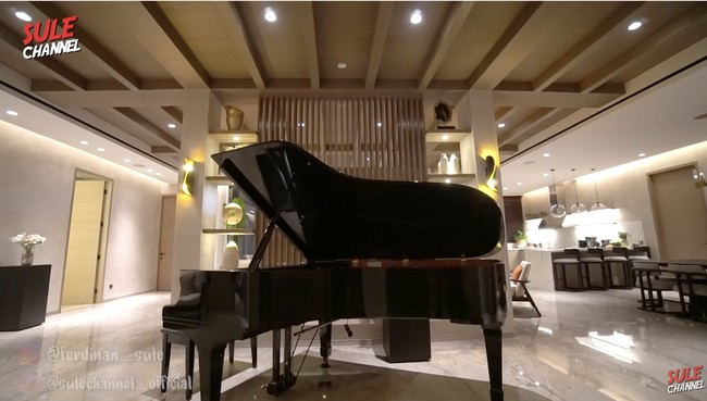 Rumah dengan lantai marmer dan didominasi palet warna beige ini tidak memiliki ruang tamu. Begitu masuk, akan langsung disambut sebuah grand piano dan ruang keluarga. Foto: Tangkapan layar YouTube/Sule Channel