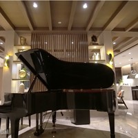 Rumah dengan lantai marmer dan didominasi palet warna beige ini tidak memiliki ruang tamu. Begitu masuk, akan langsung disambut sebuah grand piano dan ruang keluarga. Foto: Tangkapan layar YouTube/Sule Channel