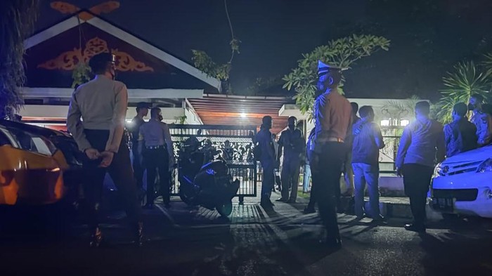 Rumah Wakil Ketua DPRD Riau, Agung Nugroho digeruduk preman.