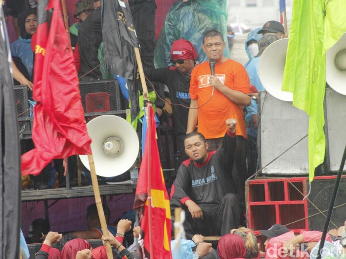 Said Iqbal berorasi di hadapan buruh yang menggelar aksi demo di Gedung Sate, Kota Bandung.