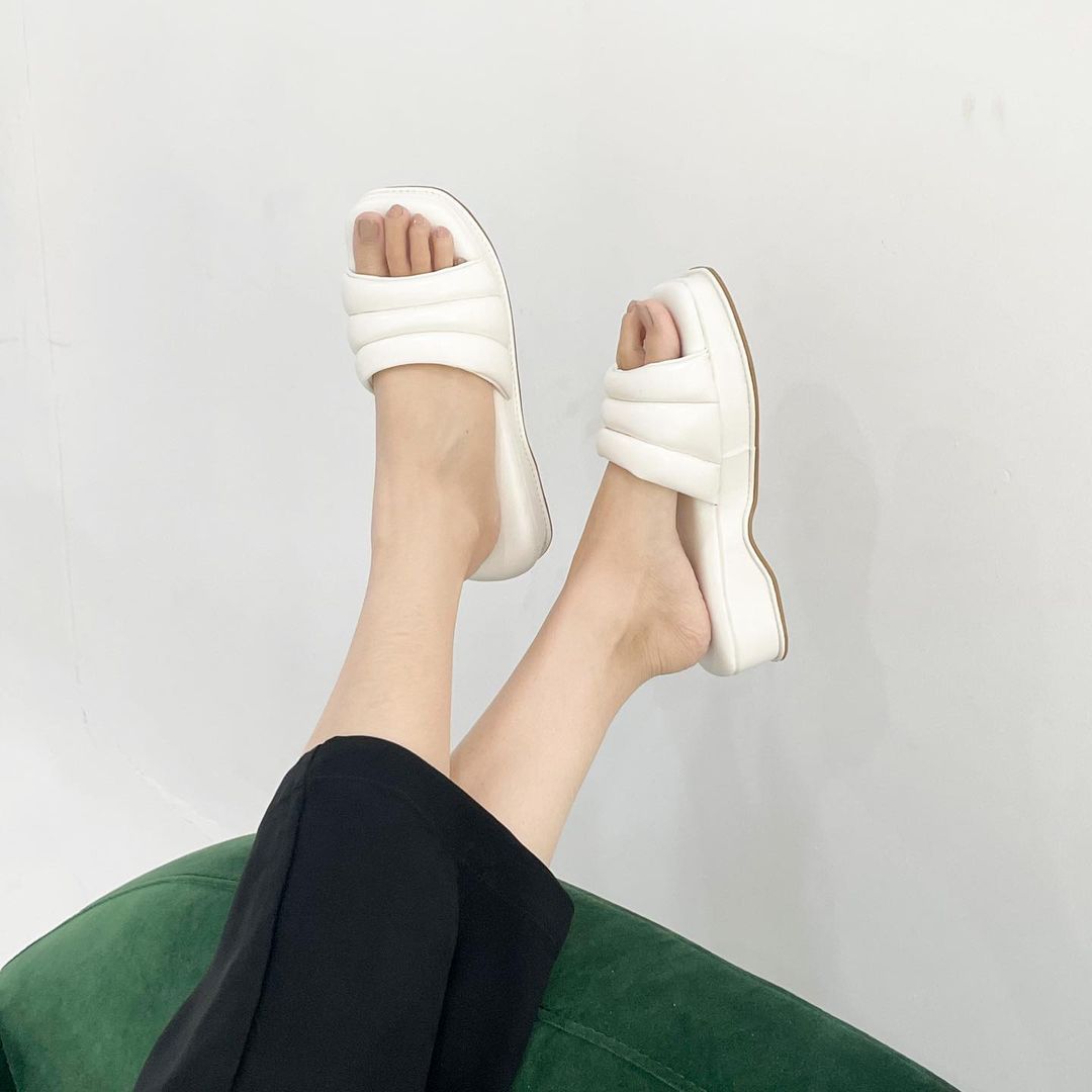  Lagi  Tren Opsi 7 Sandal  Bersol Tebal yang  Stylish dari 