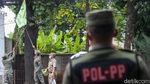 Satpol PP Pangkas Habis Bendera Ormas di Jaksel