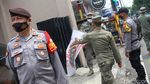 Satpol PP Pangkas Habis Bendera Ormas di Jaksel
