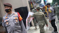 Sejumlah bendera itu dicopot untuk mengantisipasi keributan antar ormas.