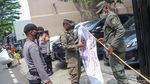 Satpol PP Pangkas Habis Bendera Ormas di Jaksel