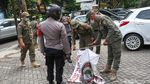Satpol PP Pangkas Habis Bendera Ormas di Jaksel