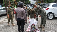 Aktivitas ini langsung menjadi pusat perhatian pengendara yang melintas.