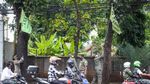 Satpol PP Pangkas Habis Bendera Ormas di Jaksel