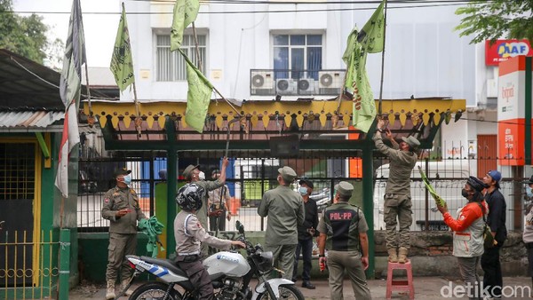 Satpol PP Pangkas Habis Bendera Ormas di Jaksel