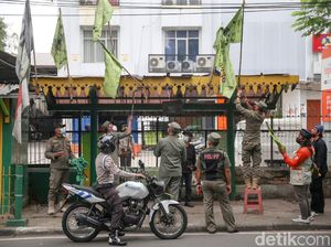 Satpol PP Pangkas Habis Bendera Ormas di Jaksel