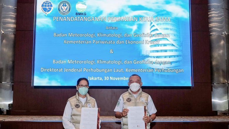 SekretarisKemenparekraf, Ni Wayan Giri Adnyani, dengan Sekretaris UtamaBMKG, Dwi Sutrisno, yang berlangsung di Gedung BMKG Sekretaris Kemenparekraf, Ni Wayan Giri Adnyani, dan Sekretaris Utama BMKG, Dwi Sutrisno, teken MoU mitigasi bencana sektor parekraf di Gedung BMKG, Selasa (30/11/2021).