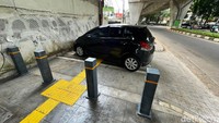 Entah siapa yang memulai, mobil-mobil pribadi bisa parkir di atas trotoar tersebut. 