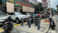 Tidak hanya mobi, motor pun juga parkir sembarangan di atas trotoar tersebut.