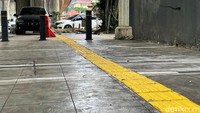 Trotoar dibangun, tidak dimanfaatkan sebagaimana fungsinya. Justru jalur pedestrian ini dimanfaatkan untuk parkir liar kendaraan.