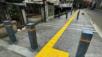 Padahal trotoar yang seharusnya untuk pejalan kaki itu baru selesai dibangun.
