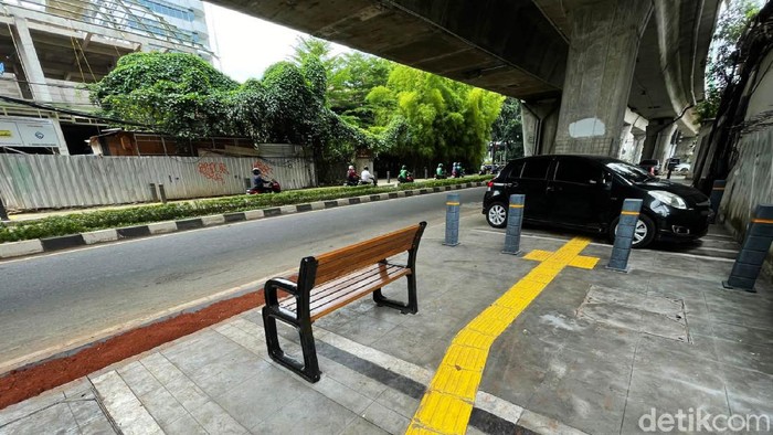 Pembangunan jalur pedestrian di Jalan Wolter Monginsidi, Kebayoran Baru, Jakarta Selatan, telah rampung. Namun sayang, trotoar tersebut dijadikan sebagai lahan untuk parkir kendaraan.