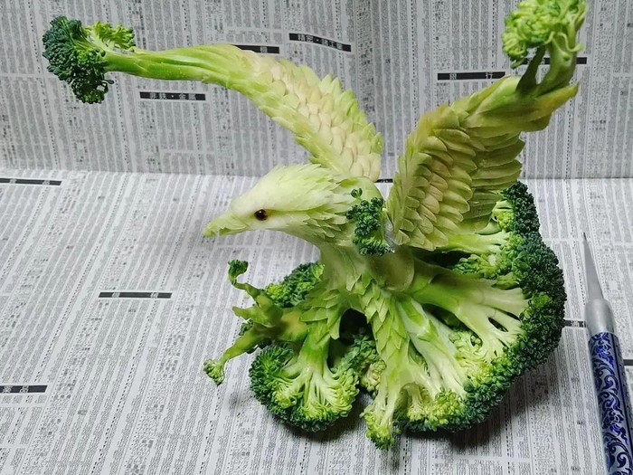 Seniman Ini Membuat Ukiran Sayuran dan Buah Segar Jadi Karya Seni