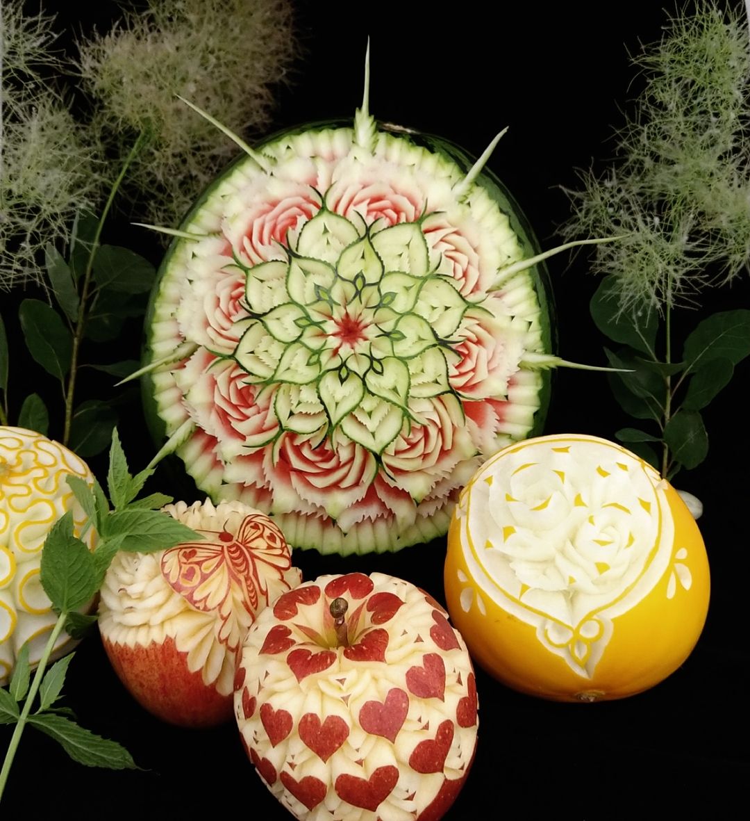 Seniman Ini Membuat Ukiran Sayuran dan Buah Segar Jadi Karya Seni
