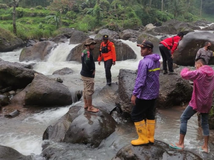 Seorang pemancing hilang diduga hanyut di Sungai Kaligenteng, Kabupaten Pekalongan, Selasa (30/11/2021).