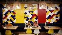 Pertama, pengunjung diberi waktu 60 menit alias sejam untuk dine in.