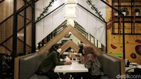 Lalu kapasitas tempat makan di restoran kembali menerapkan 50 persen pengunjung.